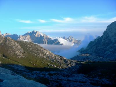 Picos sobre las nubes